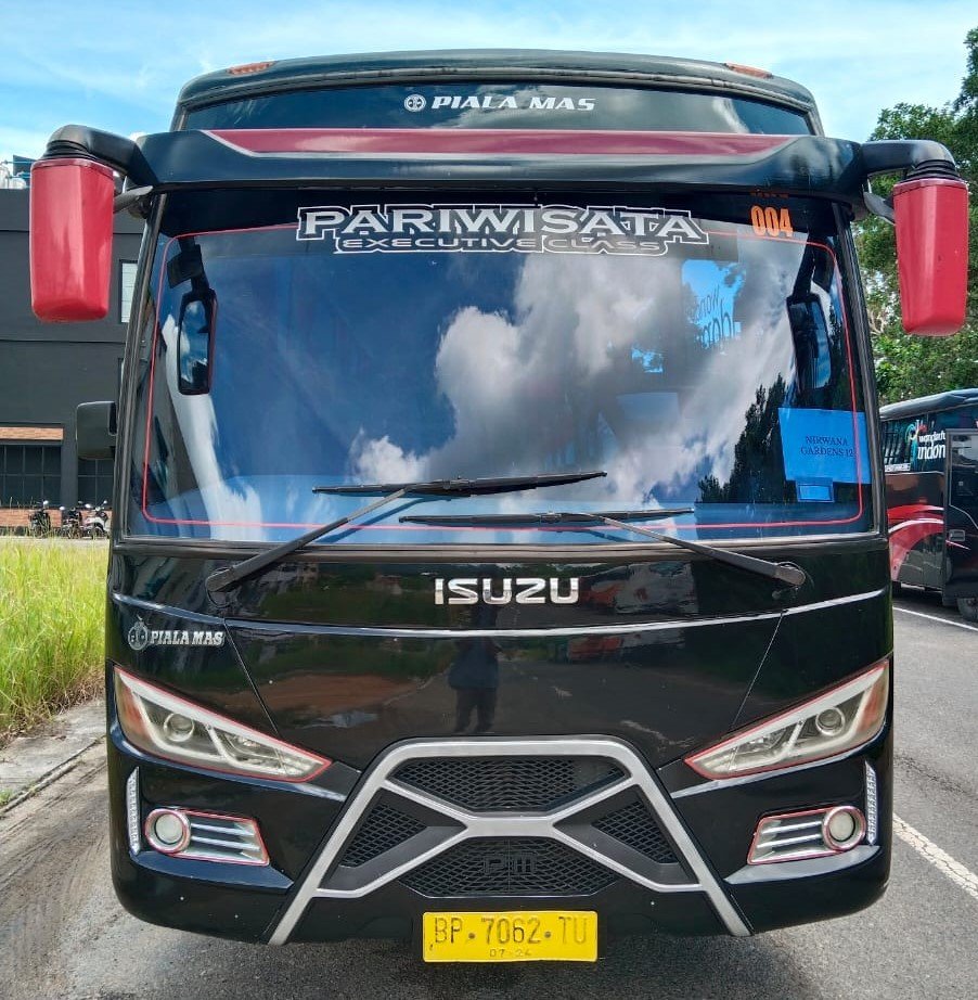 Isuzu Executive Bus 20 Seat